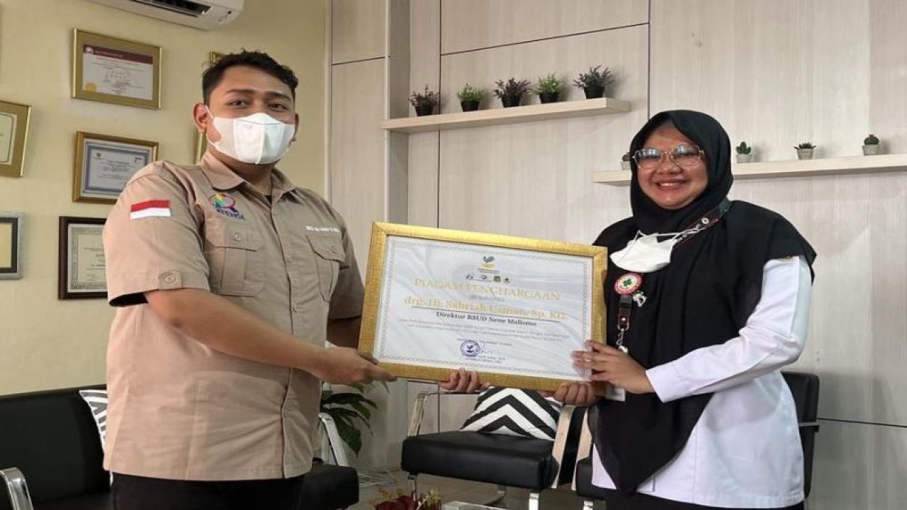 Kepala Sentra Gau Mabaji Kemensos Subhan Kadir menyerahkan penghargaan kepada Direktur RSUD Nene Mallomo drg Sahriah Usman atas pelaksanaan operasi katarak di Sidrap, Rabu (1/2/2023). ANTARA/HO-Humas Pemkab Sidrap