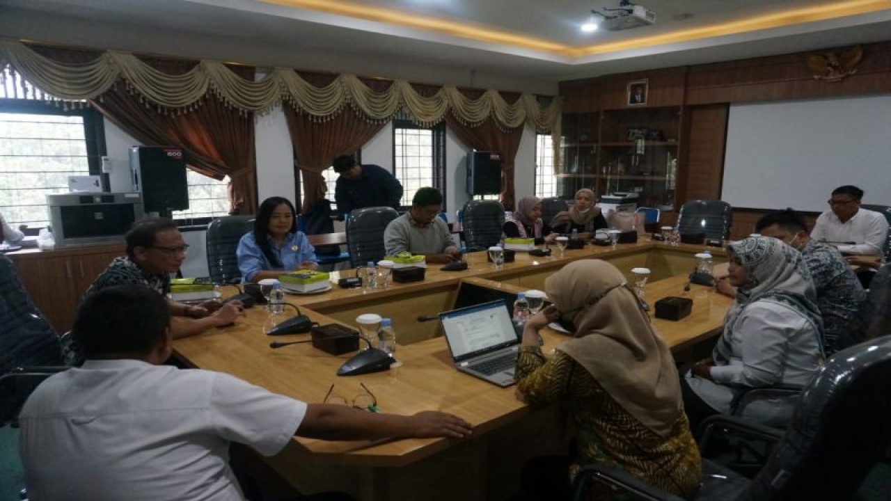 Sinergitas Kementerian Sosial melalui Biro Hubungan Masyarakat dan Sentra Wyata Guna dengan Komisi Informasi Pusat (KIP) melakukan konversi Undang-undang Keterbukaan Informasi Publik beserta turunan Peraturan Pemerintah ke format braille, di Bandung, Rabu (15/2/2023). (Antara/HO-Kemensos)