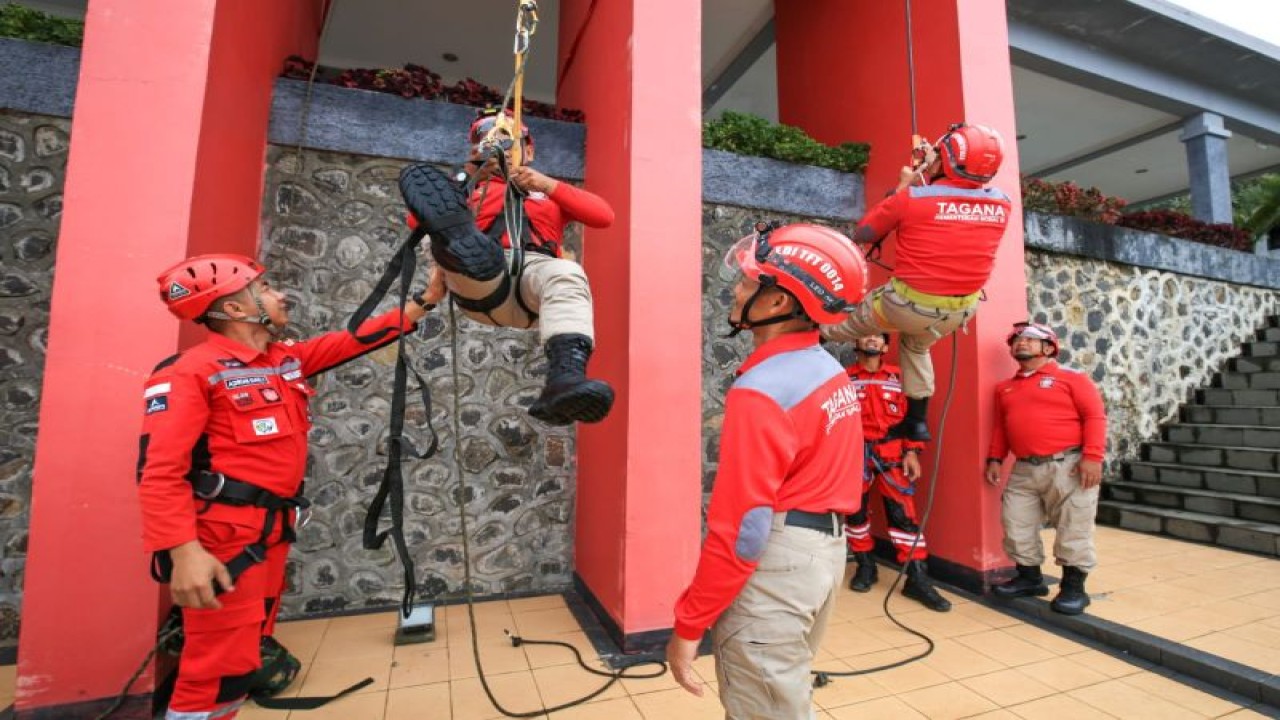 Pelatihan Task Force Tagana sebagai tenaga khusus di bidang kebencanaan di Markas Kopassus di Cijantung, Jakarta Timur, Selasa (21/2/2023). (Antara/HO-Kemensos)