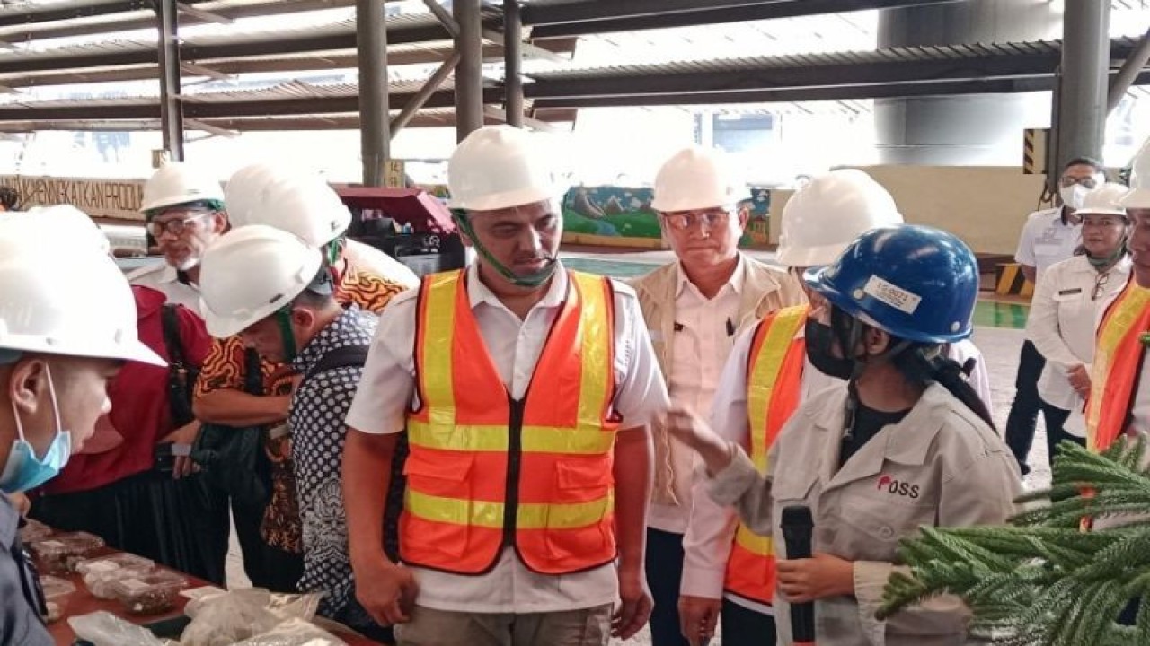 Kementerian PPN-Bappenas tinjau pabrik smelter PT VDNI dan OSS di Morosi Kabupaten Konawe, Sulawesi Tenggara, Rabu (1/2/2023) (ANTARA/Harianto)