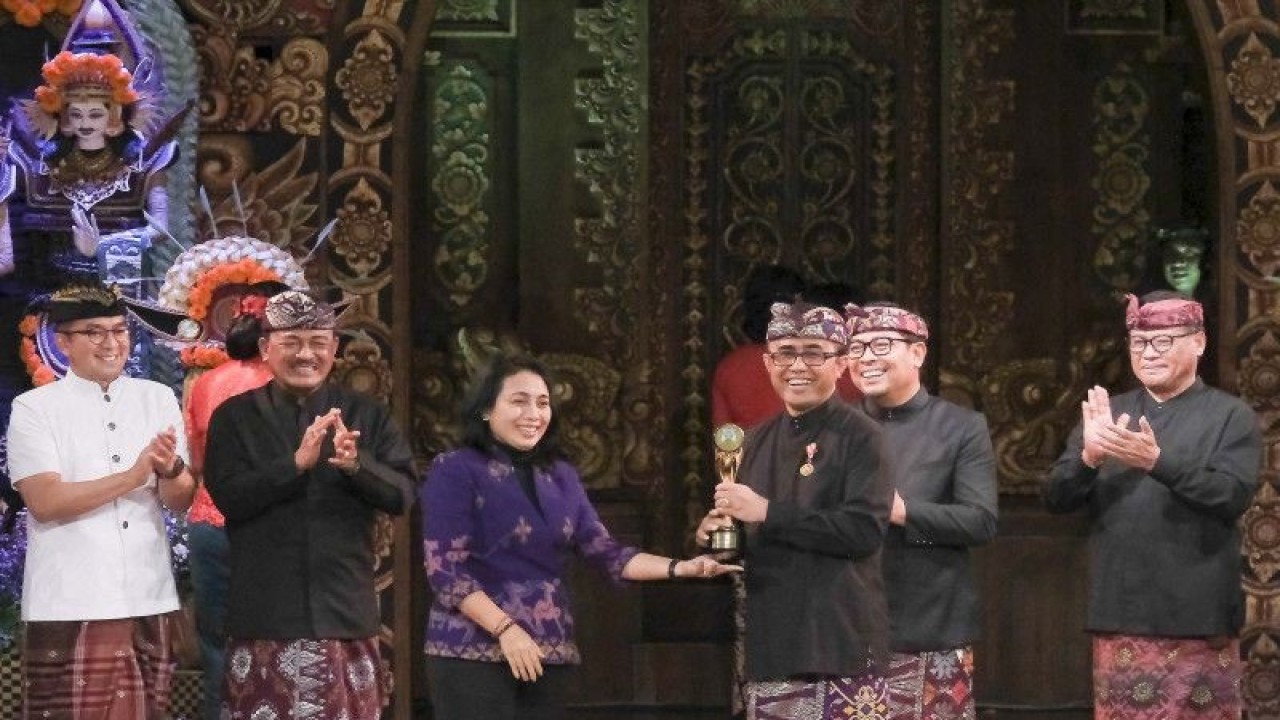 Menteri Pemberdayaan Perempuan dan Perlindungan Anak (PPPA) Bintang Puspayoga (ketiga kiri) menyerahkan penghargaan Daerah Ramah Perempuan dan Layak Anak (DRPLA) Tahun 2022 kepada Wali Kota Denpasar I Gusti Ngurah Jaya Negara (ketiga kanan) pada Malam Apresiasi HUT ke-235 Kota Denpasar di Gedung Dharma Negara Alaya, Denpasar, Bali, Senin (27/2/2023). ANTARA FOTO/Nyoman Hendra Wibowo/wsj.