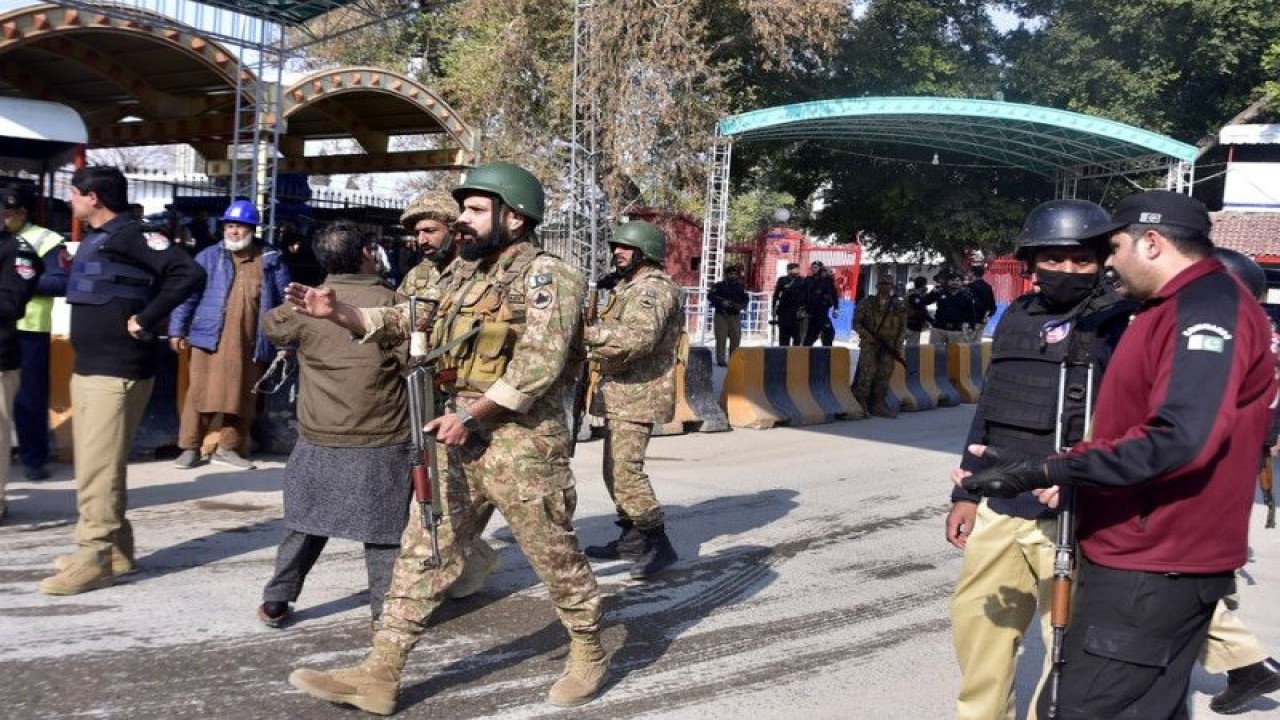 Pasukan keamanan berjaga-jaga di lokasi pengeboman di Peshawar, Pakistan, pada Senin (30/1/2023). Saeed Ahmad/Xinhua