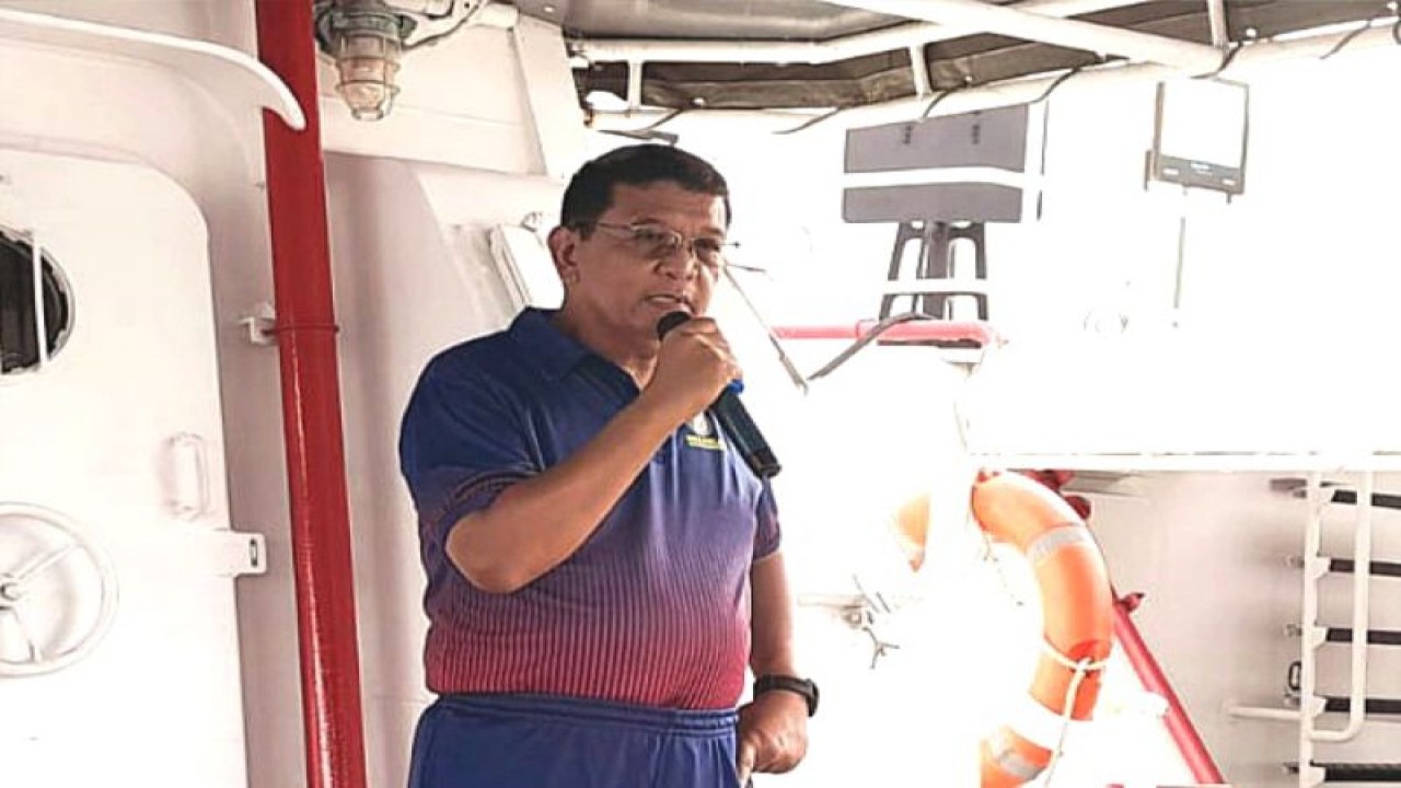 Kepala Bakamla Zona Maritim Timur Laksamana Pertama Haris Djoko Nugroho. (ANTARA/John Soplanit)