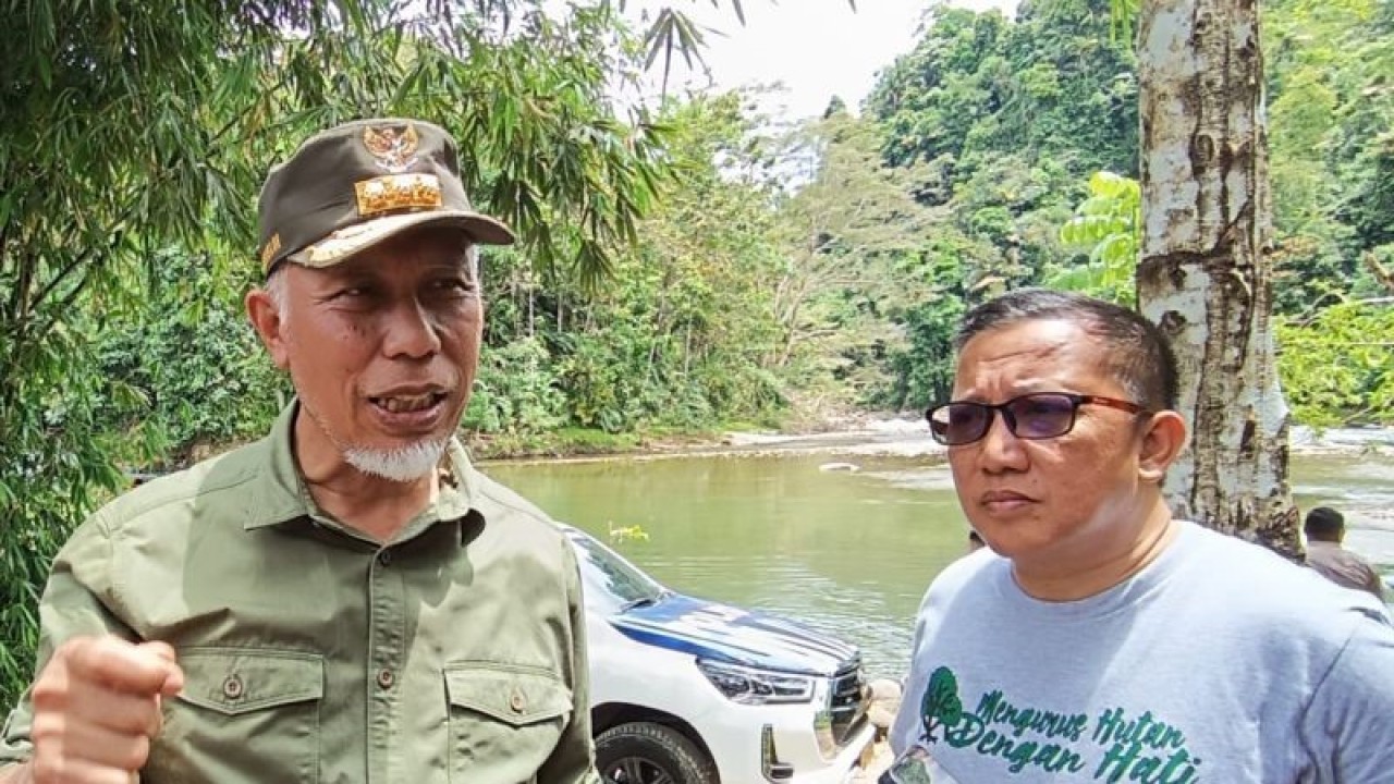 Kepala Dinas Kehutanan Sumbar Yozarwardi mendampingi Gubernur Mahyeldi. (ANTARA/Miko Elfisha)