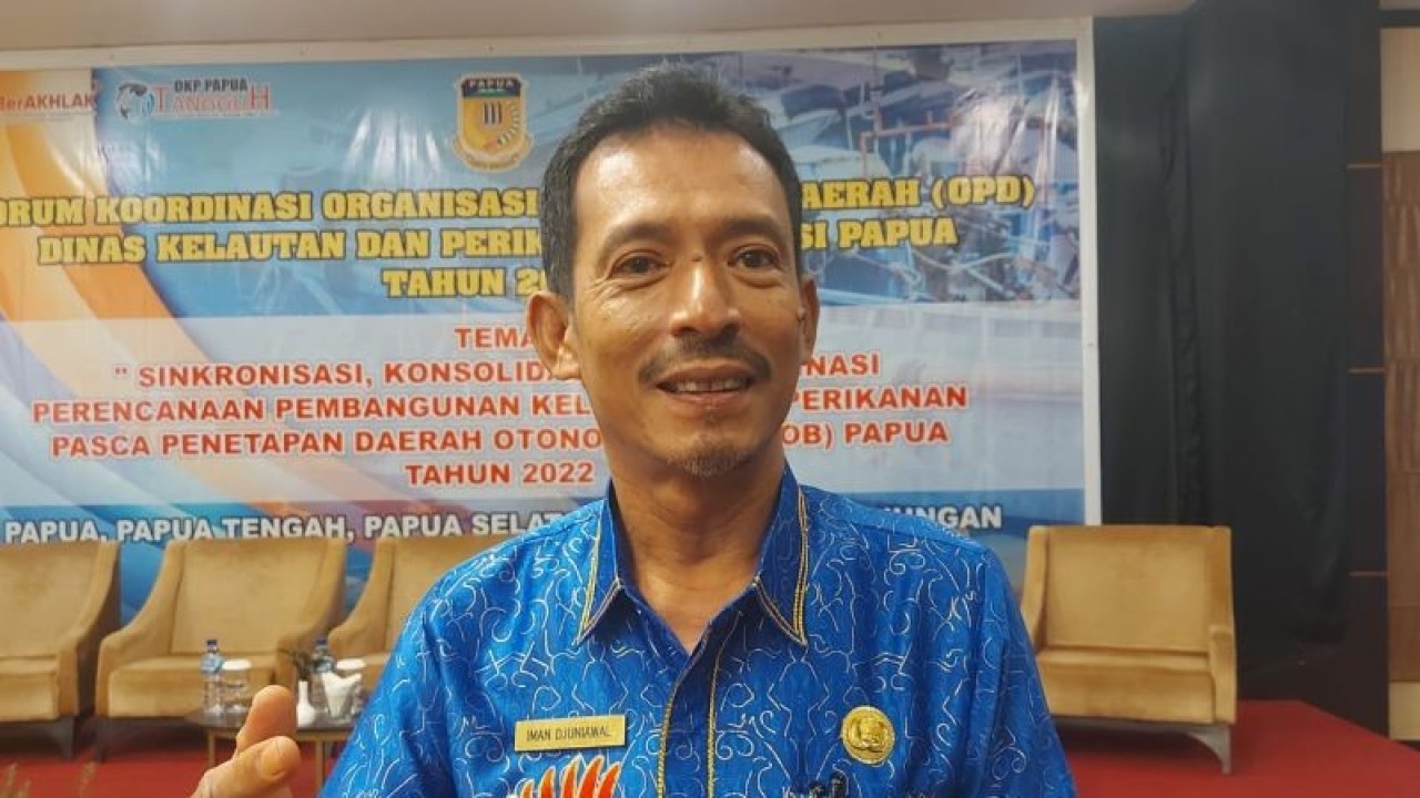 Kepala Dinas Kelautan dan Perikanan Provinsi Papua Iman Djuniawal (ANTARA/Qadri Pratiwi)