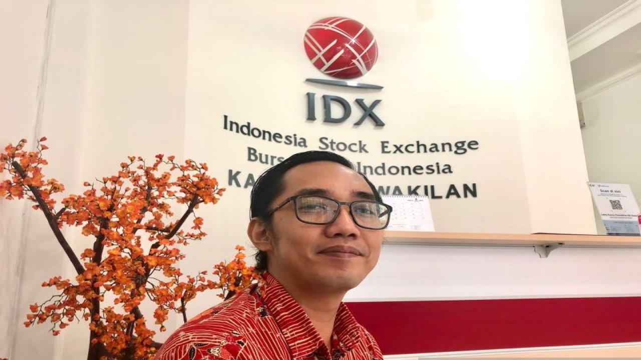 Kepala kantor Bursa Efek Indonesia (BEI) Maluku Alberto Dachi (Antara/DedyAzis)