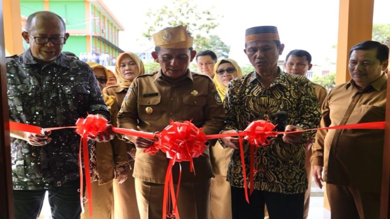 Gubernur Kepri Ansar Ahmad meresmikan penggunaan dua ruang kelas baru di SMA Negeri 2 Kabupaten Karimun, Selasa (7/2/2023). (ANTARA/HO-Humas Pemprov Kepri)