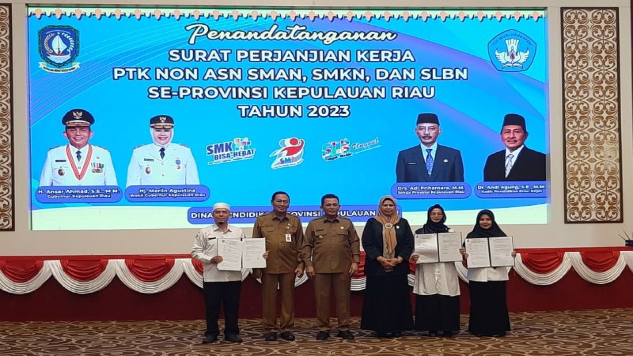 Gubernur Kepri Ansar Ahmad, Kepala Dinas Pendidikan Andi Agung, Legislator Dewi Kumalasari berfoto bersama dengan PTK Non ASN usai penandatangan perjanjian kerja tahun 2023 di Pulau Dompak, Tanjungpinang, Senin (13/2). (Ogen)