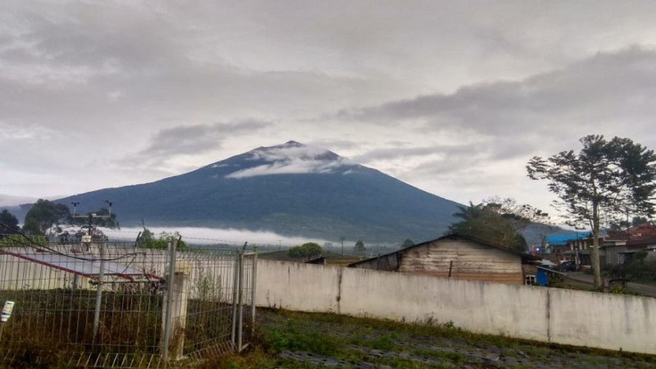 Gunung Kerinci,Jambi kembali mengalami erupsi pada Jumat dini hari. (ANTARA/HO-PVMG)