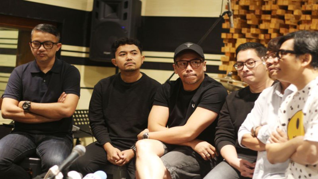 Grup musik Kerispatih dan Sammy Simorangkir bersama promotor Tiger Wong Entertainment di sebuah studio Jakarta, Rabu (8/2). (Ahmad Faishal)