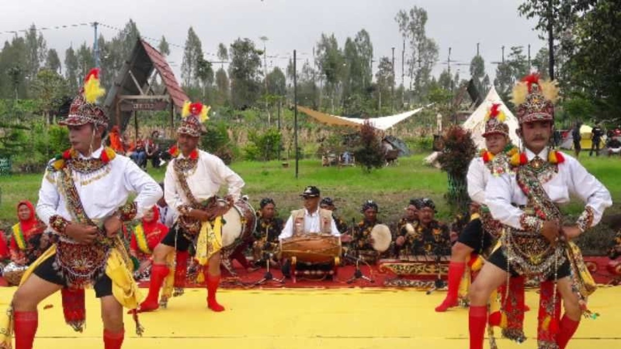 Kesenian dolalak tampil di Embung Kledung Kabupaten Temanggung, Jateng. FOTO ANTARA/Heru Suyitno