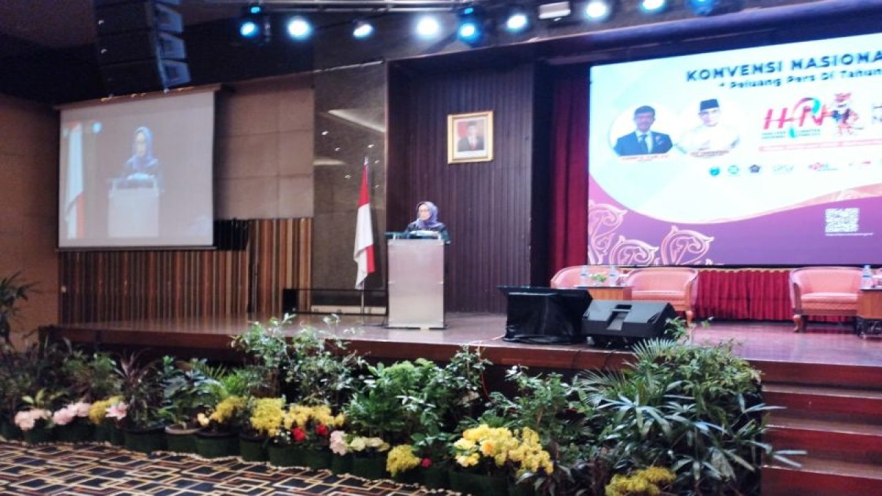 Ketua Dewan Pers Ninik Rahayu memberikan pengarahan pada Konvensi Media Massa dalam rangkaian Hari Pers Nasional (HPN) 2023 di Medan, Sumut, Rabu (8-2-2023). ANTARA/Munawar