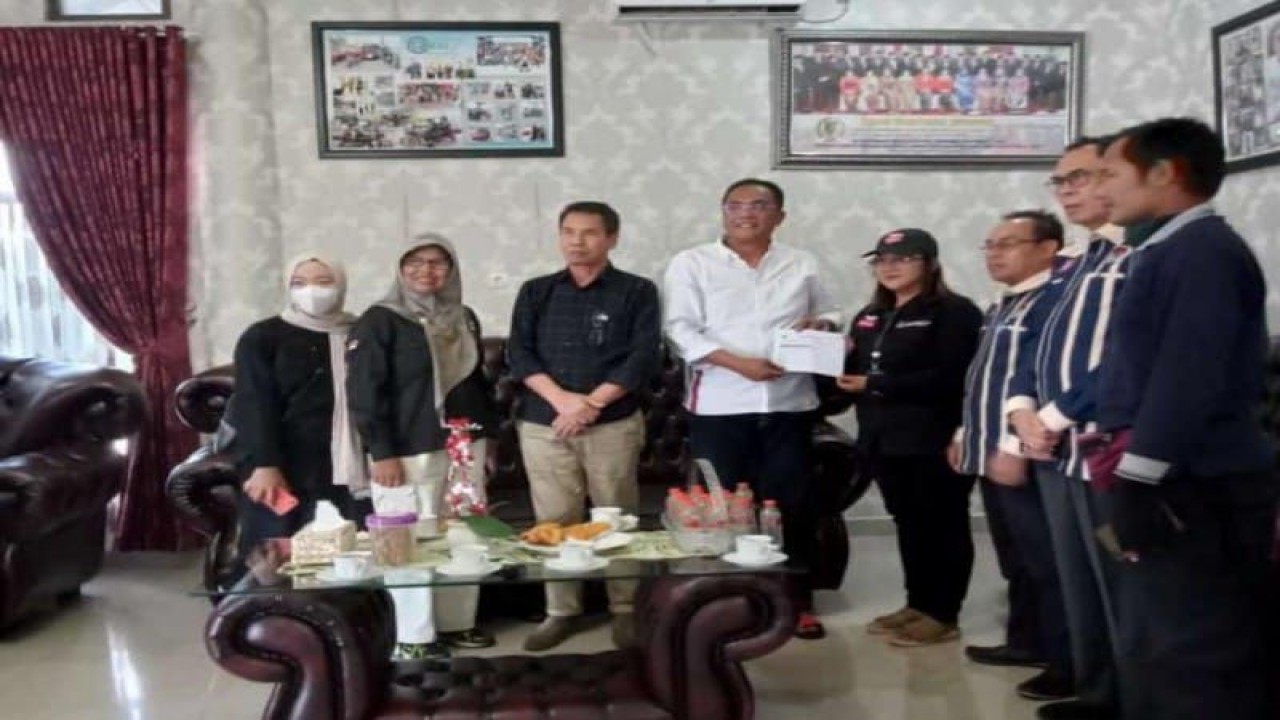 Ketua DPRD Kota Palangka Raya Sigit K Yunianto (kemeja putih) menerima petugas Pantarlih di Rumah Jabatannya, beberapa waktu lalu. ANTARA/Dokumentasi Pribadi