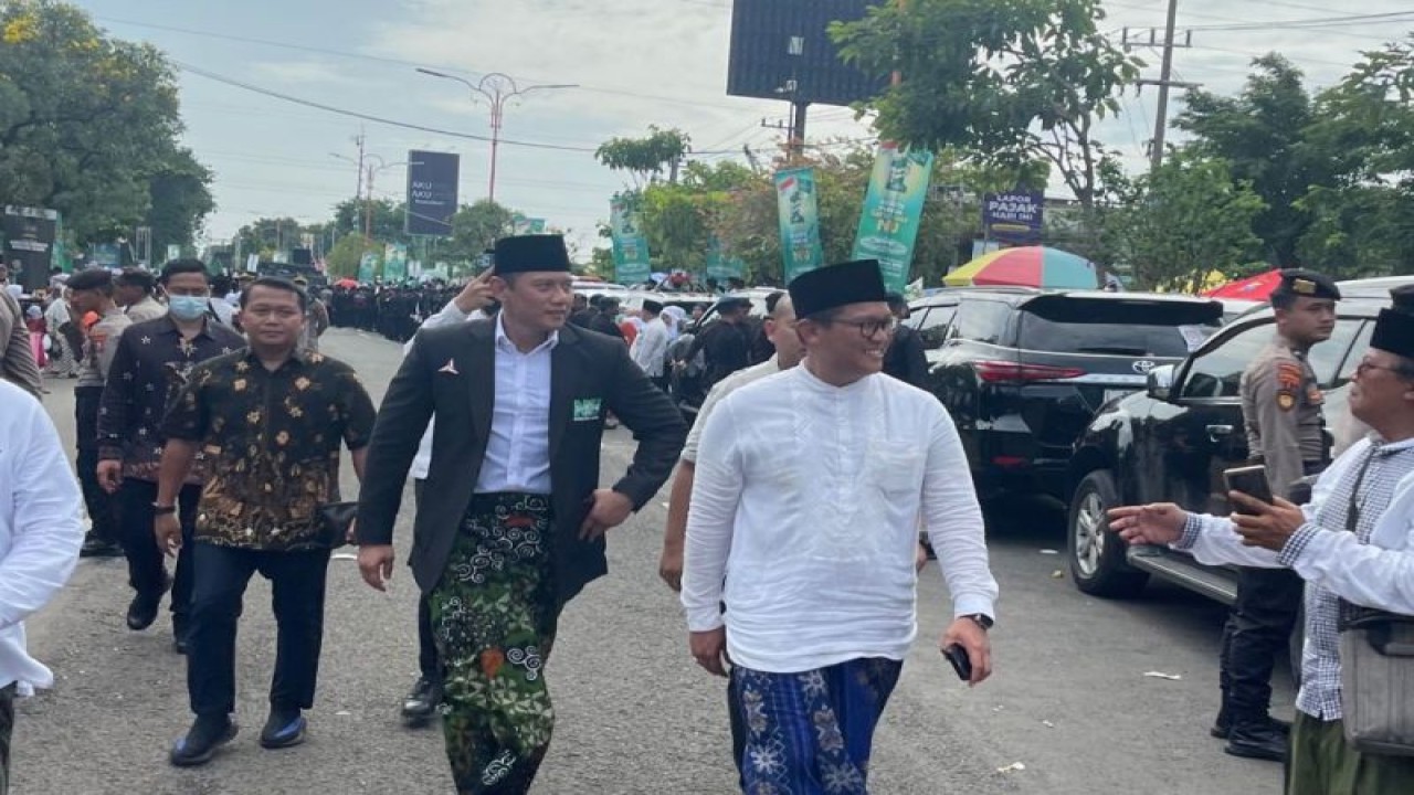 Ketua Kamar Dagang dan Industri (Kadin) Kota Surabaya M. Ali Affandi La Nyalla Mahmud Mattalitti (kanan) saat datang di Resepsi Satu Abad Nahdlatul Ulama yang digelar di Stadion Gelora Delta Sidoarjo, Selasa (7/2) (ANTARA/HO-Kadin Surabaya)1