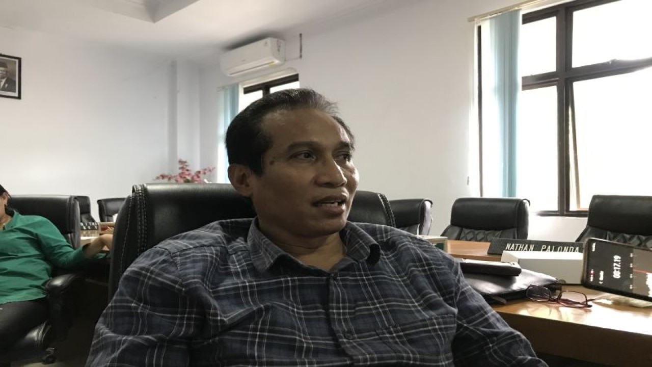 Ketua Komisi I DPRD Ambon, Jafry Taihuttu, di Ambon. (ANTARA/Winda Herman)