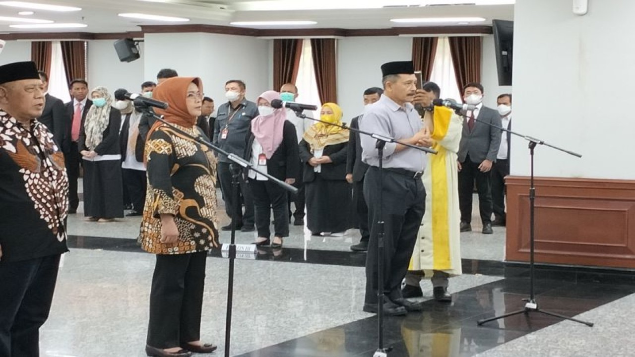 Anggota Majelis Kehormatan MK yang beranggotakan Prof Enny Nurbaningsih, Dr I Dewa Gede Palguna dan Prof Sudjito diambil sumpah di Gedung Mahkamah Konstitusi Jakarta, Kamis, (9/2/2023). (ANTARA/Muhammad Zulfikar).