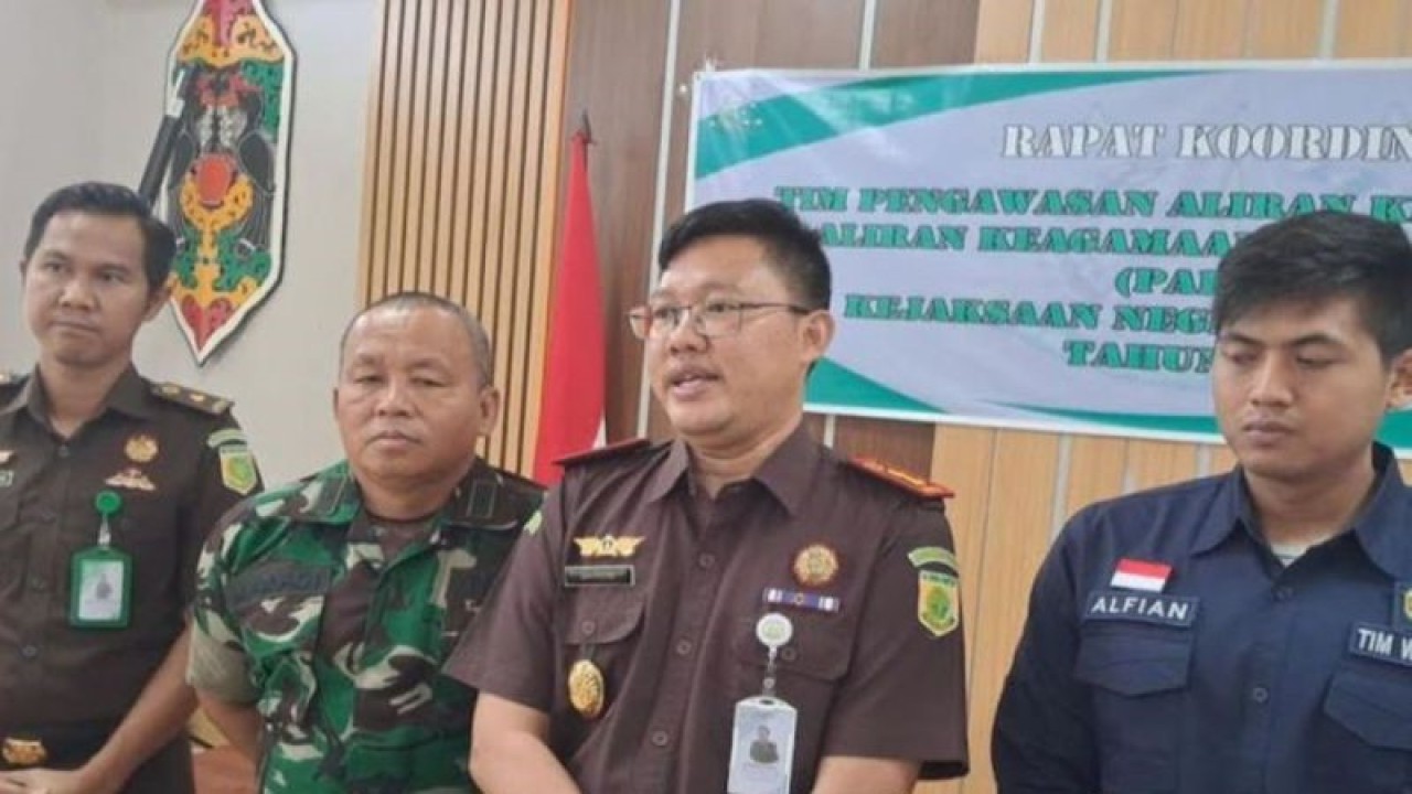 Ketua Tim Pakem Gunung Mas, Sahroni (dua kanan) di Kuala Kurun. (ANTARA/Chandra.)