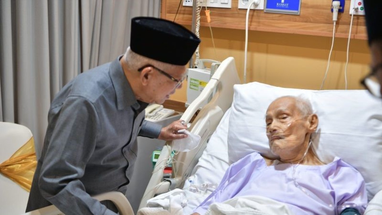 Wakil Presiden Ma'ruf Amin menjenguk Rais Aam Pengurus Besar Nahdlatul Ulama (PBNU) periode 1991-1992 Kiai Haji Ali Yafie yang sedang dirawat intensif di rumah sakit di Tangerang Selatan pada Kamis (16/2/2023) (ANTARA/BPMI Setwapres)
