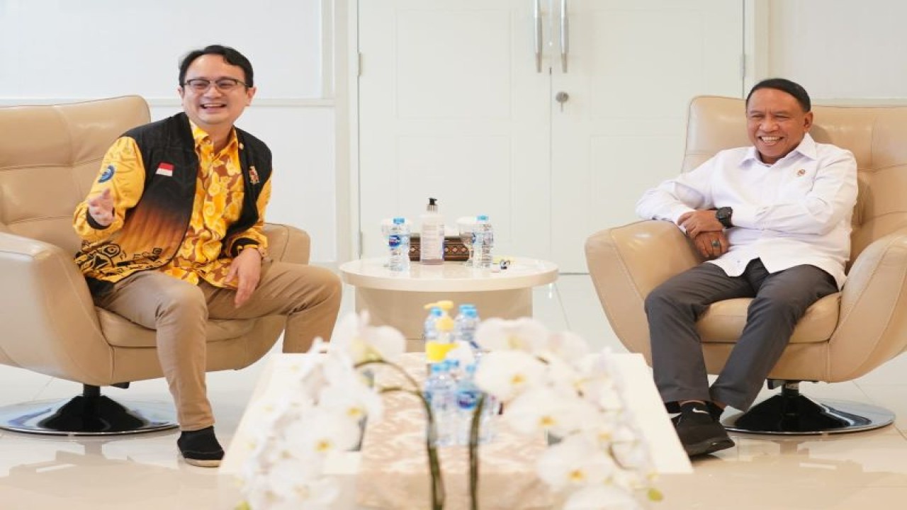 Menpora Zainudin Amali (kanan) bersama dengan Ketua Umum Pengurus Besar Persatuan Boling Indonesia (PB PBI) Jerry Sambuaga (kiri) saat melakukan pertemuan di Kantor Kemenpora Jakarta, Senin (13/2/2023). ANTARA/HO-Kemenpor