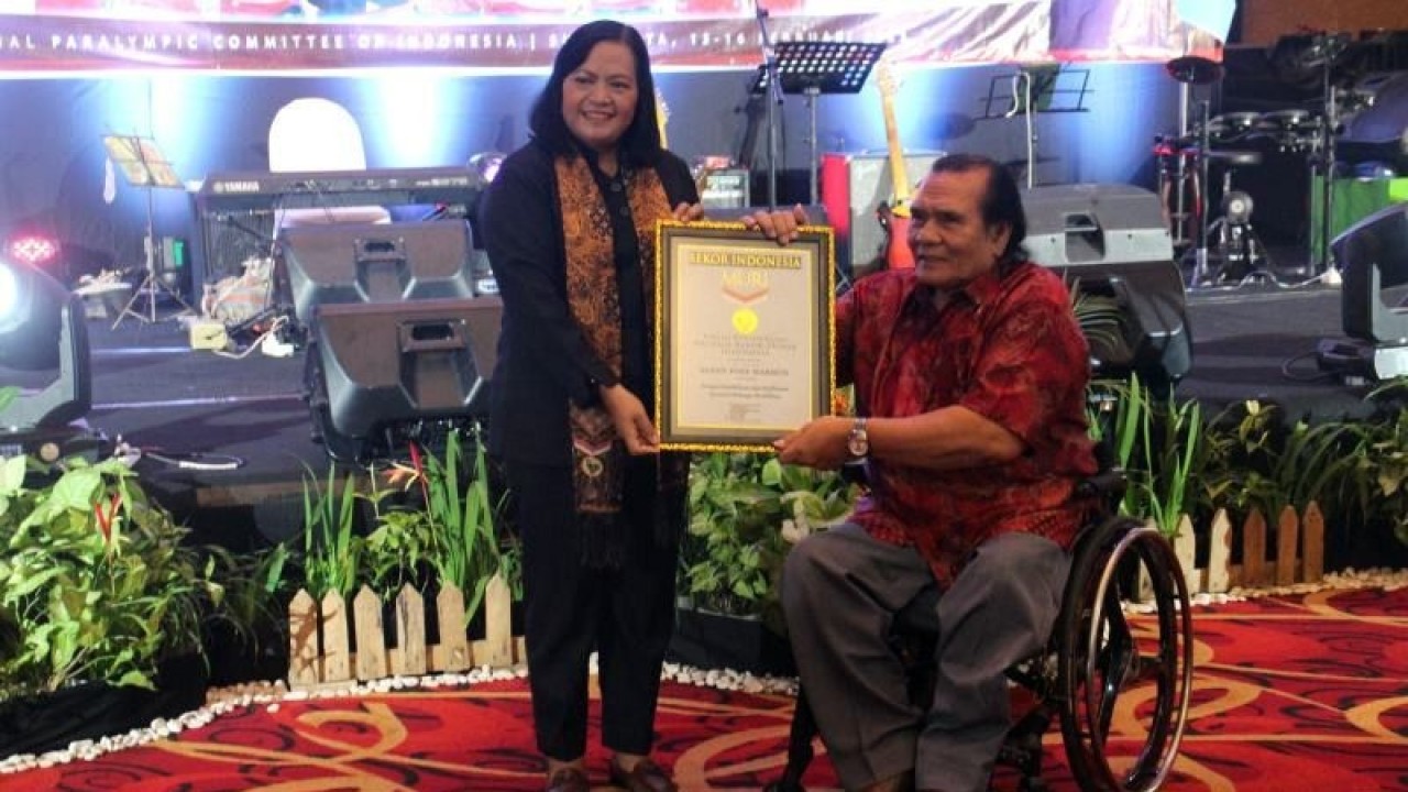 Ketua Umum NPC Indonesia Senny Marbun (kanan) saat menerima penghargaan dan tercatat di rekor MURI sebagai Pelapor Pembibitan dan Pembinaan Prestasi Olahraga Disabilitas di Hotel Grand Mercure Solo Baru Sukoharjo, Jateng, Senin (13/2/2023). ANTARA/Bambang Dwi Marwoto.