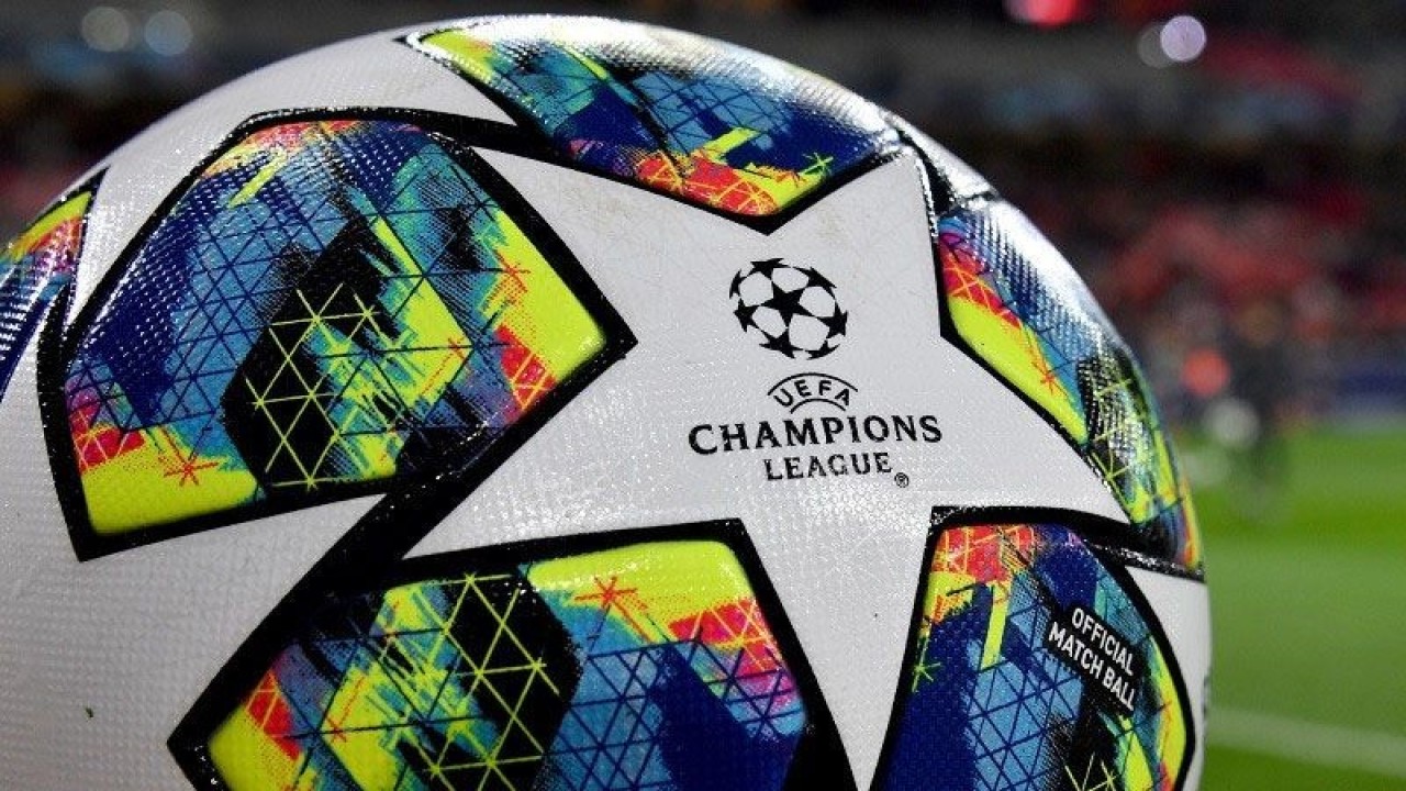 Logo Liga Champions melekat dalam bola resmi yang digunakan dalam kompetisi sepak bola paling bergengsi antarklub Eropa tersebut. (ANTARA/AFP/Denis Charlet)