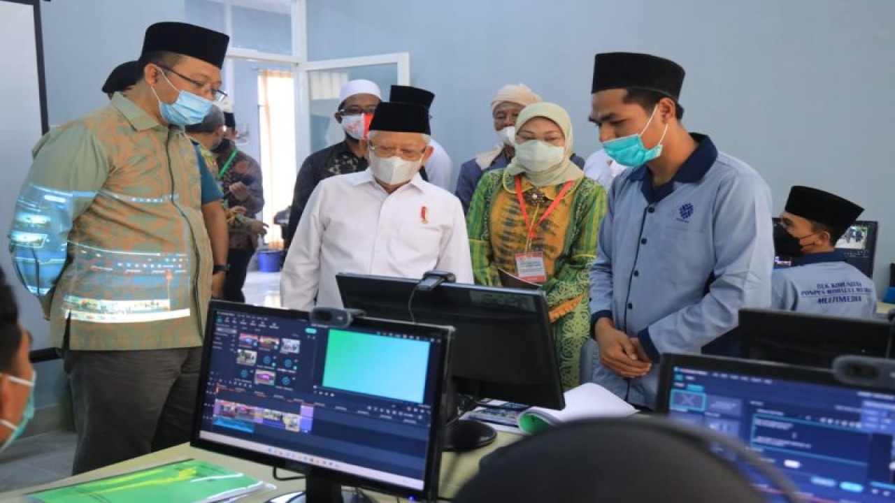 Wakil Presiden (Wapres), K.H. Ma’ruf Amin (kedua kiri) didampingi Menaker Ida Fauziyah (ketiga kiri) memantau kegiatan BLK Komunitas di Yayasan Ponpes Manhalul Ma'arif Darek, Lombok Tengah, Jumat (10/2/2023). (ANTARA/HO-Kemnaker)