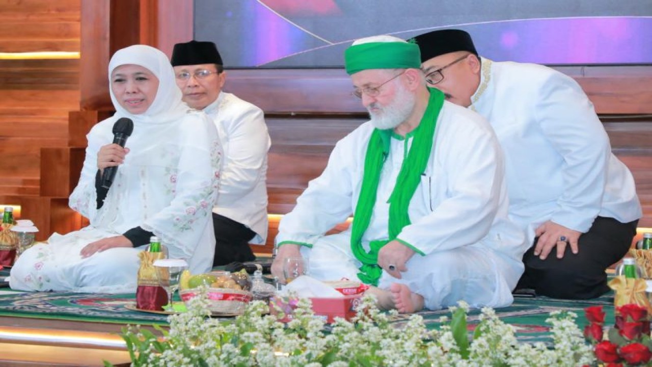 Gubernur Jatim Khofifah Indar Parawansa (kiri) menerima kunjungan Maulana Assayyid Assyarif Syeikh Prof Dr Muhammad Fadhil Al-Jilani Al-Hasani di Gedung Negara Grahadi Surabaya, Rabu (8/2/2023). (FOTO ANTARA/HO-Biro Adpim Jatim)