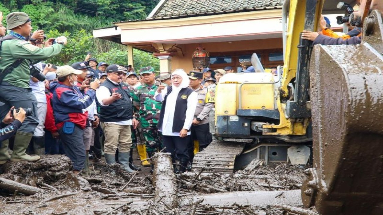 Gubernur Jatim Khofifah Indar Parawansa didampingi Pangadam V Brawijaya dan Kapolda Jatim di loaksi banjir Desa Kalisat, kecamatan Ijen, Kabupaten Bondowoso. Senin (13/2/2023) FOTO ANTARA/HO-Humas Pemprov Jatim