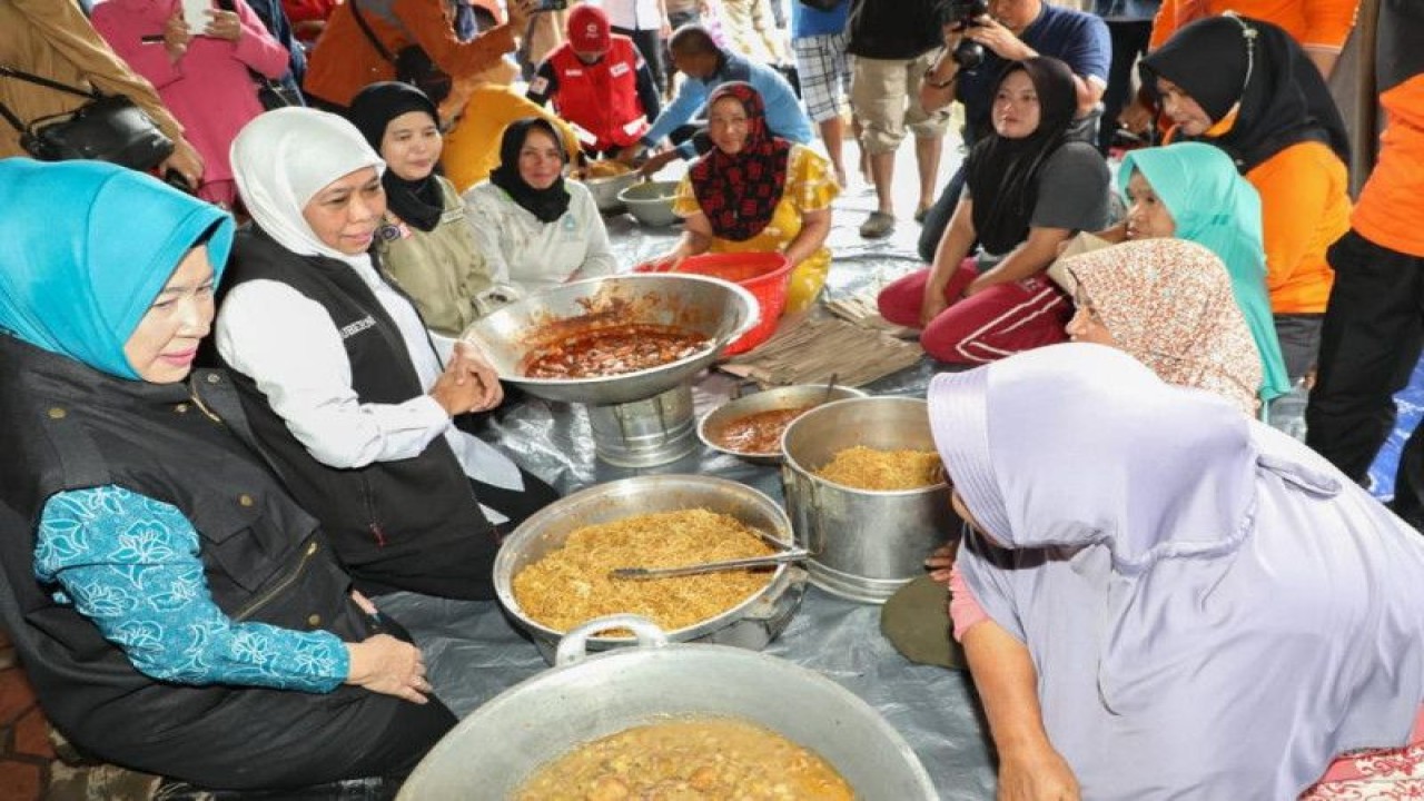 Gubernur Jawa Timur Khofifah Indar Parawansa menemui warga terdampak banjir bandang Kecamatan Ijen, Bondowoso, di tenda pengungsian. Senin (13/2/2023) ANTARA/HO-Humas Pemprov Jatim