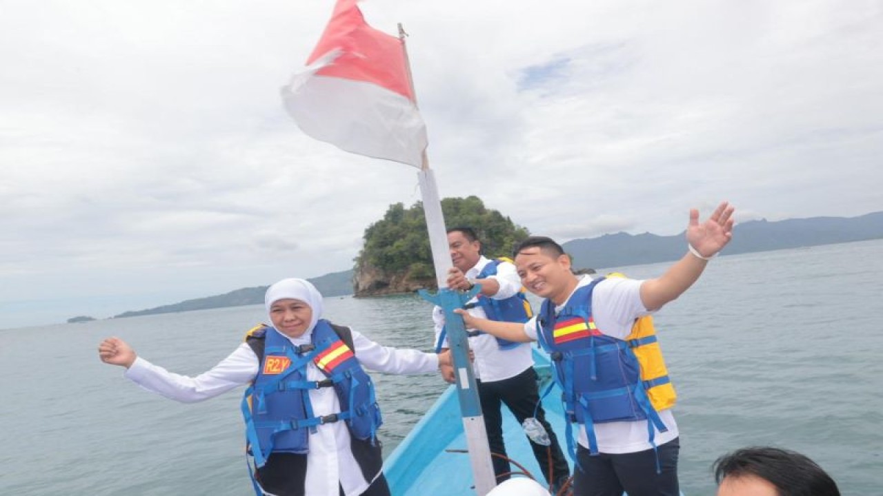 Gubernur Jatim Khofifah Indar Parawansa (kiri) didampingi Bupati Trenggalek Mochamad Nur Arifin (kanan) menaiki kapal dan meninjau keramba ikan di Pantai Mutiara, Trenggalek, Jumat (17/2/2023) (ANTARA/HO-Biro Adpim Jatim)