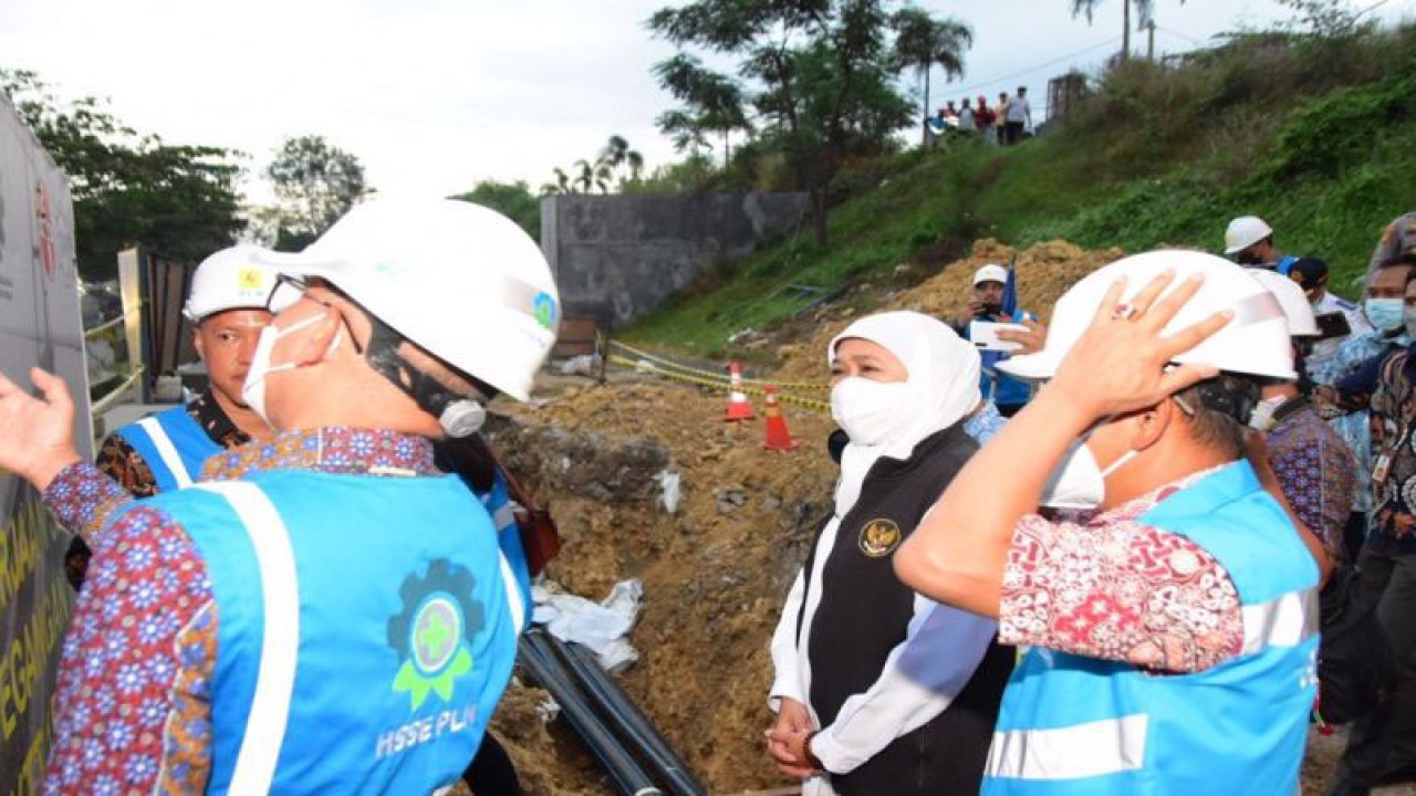Dokumen Gubernur Jatim Khofifah Indar Parawansa saat meninjau gangguan jaringan listrik di Madura. (ANTARA/HO-Pemprov Jatim)