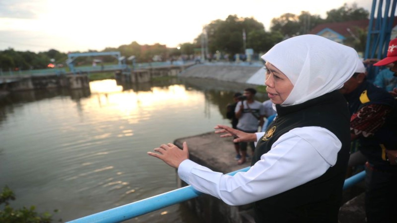 Gubernur Jatim Khofifah Indar Parawansa meninjau Pintu Air Kuro di Lamongan, Jumat (25/2/2023). (FOTO ANTARA/HO-Biro Adpim Jatim)