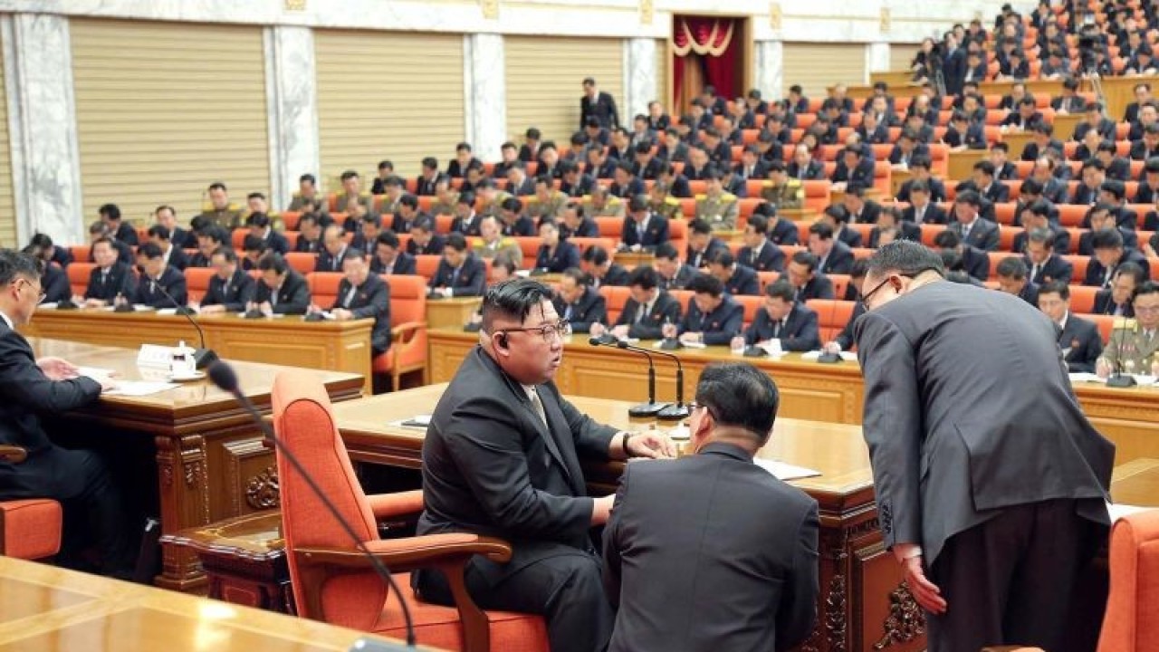 Pemimpin Korea Utara Kim Jong Un menghadiri rapat pleno Komite Pusat Partai Buruh Korea (WPK) di Pyongyang, Korea Utara, (26/2/2023), dalam foto yang dirilis oleh KCNA. ANTARA FOTO/KCNA via REUTERS/aww.