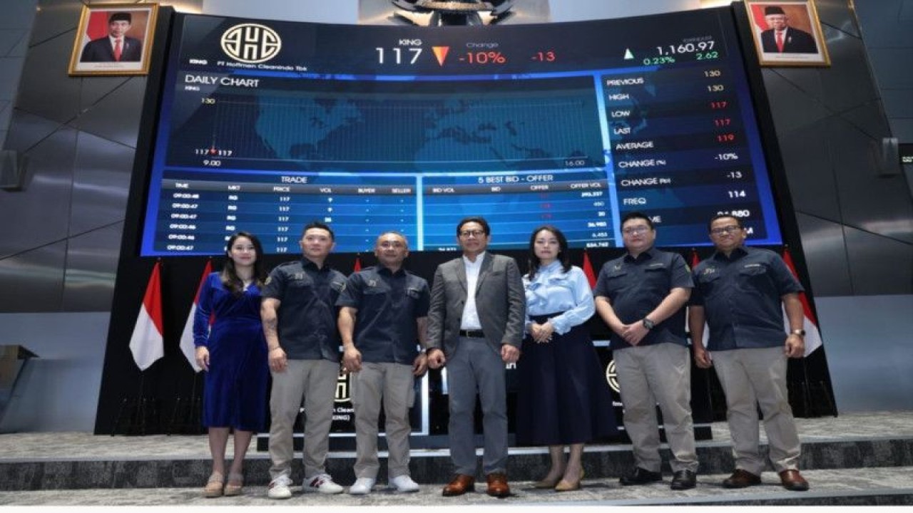 PT Hoffmen Cleanindo Tbk (kode saham: KING) resmi mencatatkan saham perdana di Bursa Efek Indonesia (BEI), Jakarta, Kamis (16/2/2023). ANTARA/HO-KING.