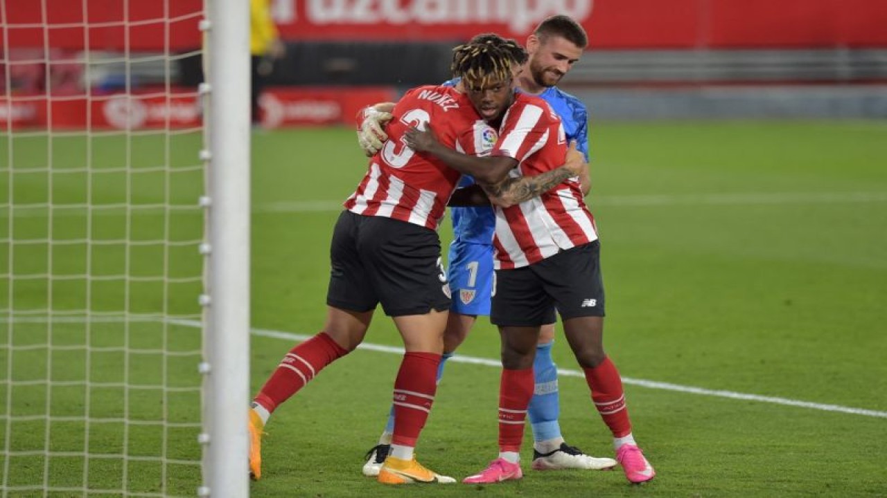 Arsip foto - Kiper Athletic Bilbao Unai Simon (belakang, bek Unai Nunez dan striker Nico Williams (kanan) merayakan gol mereka dalam laga Sevilla melawan Athletic Bilbao di Stadion Ramon Sanchez Pizjuan di Seville pada 3 Mei 2021. ANTARA/AFP/CRISTINA QUICLER.
