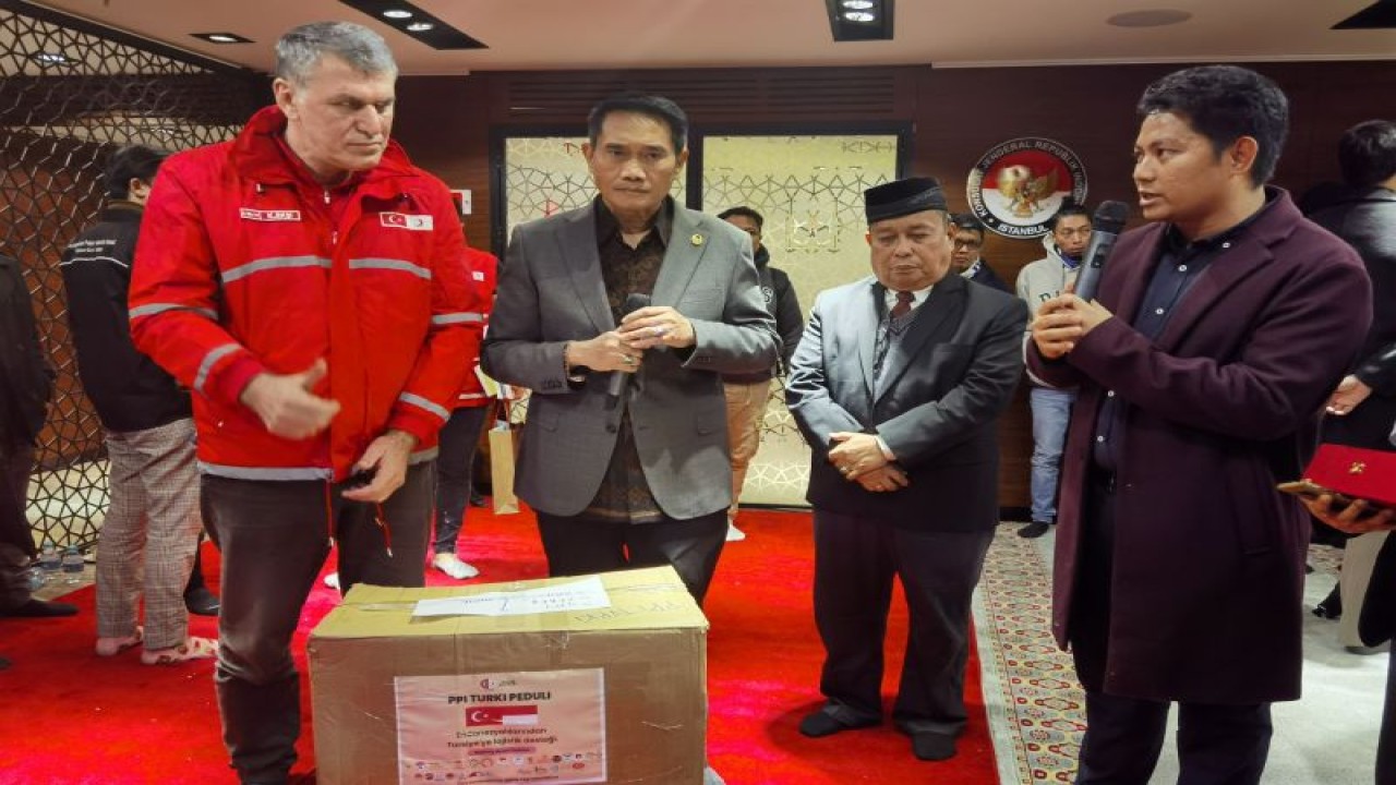 Konsul Jenderal RI di Istanbul Imam As'ari (kedua kiri) memfasilitas penyerahan bantuan kemanusiaan dari masyarakat dan diaspora Indonesia untuk korban gempa bumi Turki melalui perwakilan Bulan Sabit Merah Turki (pertama kiri), di KJRI Istanbul, Jumat (10/2). (ANTARA/HO-KJRI Istanbul)