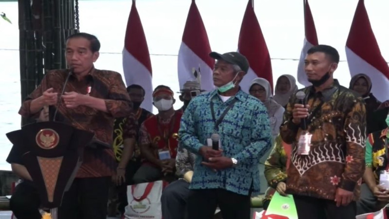 Tangkapan layar - Presiden RI Joko Widodo (kiri) saat berdialog dengan Saifudin (kanan), salah satu penerima dalam serah terima SK Perhutanan Sosial, Hutan Adat, dan Tanah Objek Reforma Agraria (TORA) di Balikpapan, Kalimantan Timur, Rabu (22/2/2023). ANTARA/Gilang Galiartha