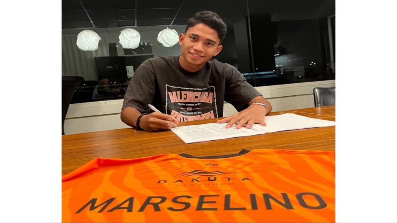 Pesepak bola Indonesia Marselino Ferdinan menandatangani dokumen kontrak dengan klub KMSK Deinze asal Belgia. (ANTARA/HO-KMSK Deinze)