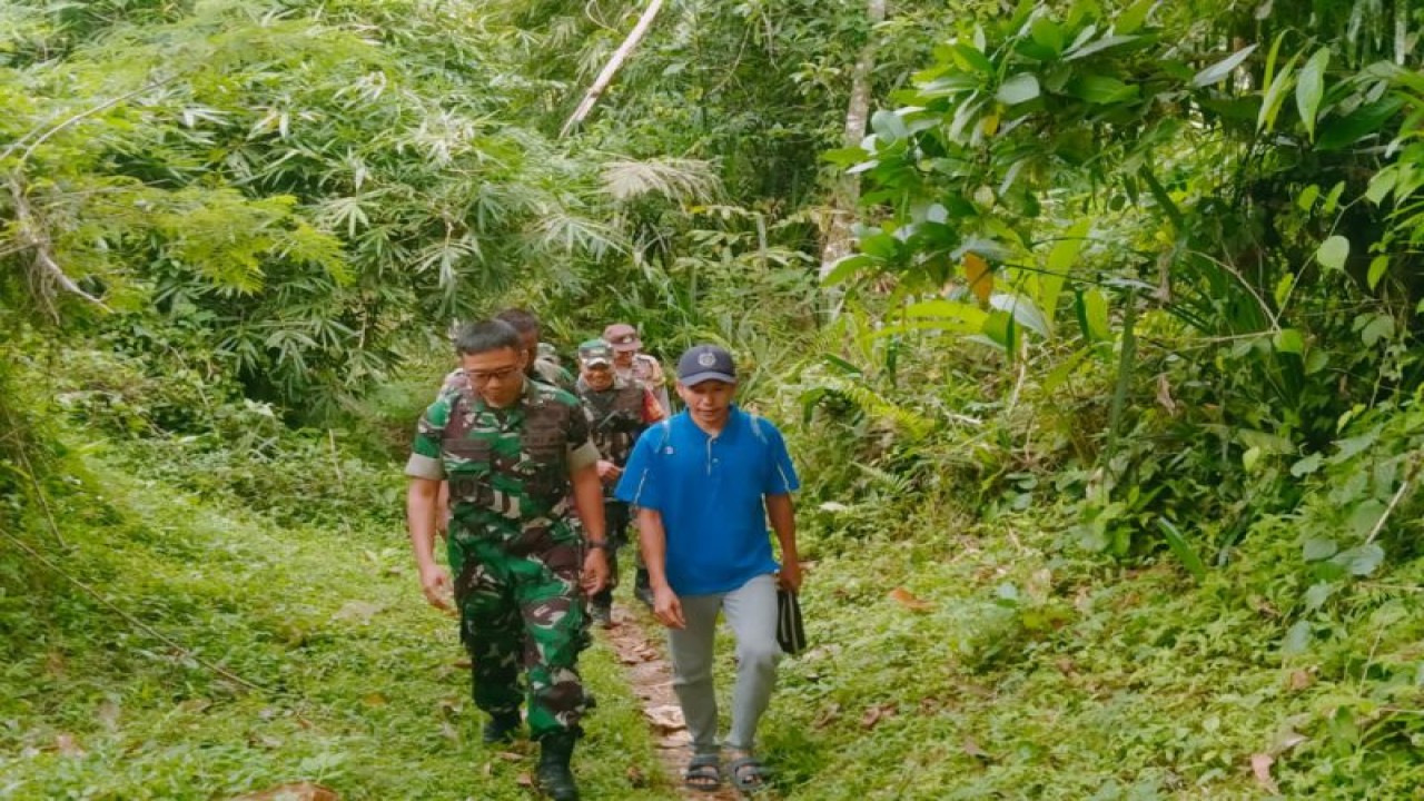 Dandim 1620 Lombok Tengah, NTB, Letkol Kav I.F Andi Yusuf Kertanegara saat mengecek lokasi program TMMD 2023 (ANTARA/Humas Kodim 1620 Lombok Tengah)