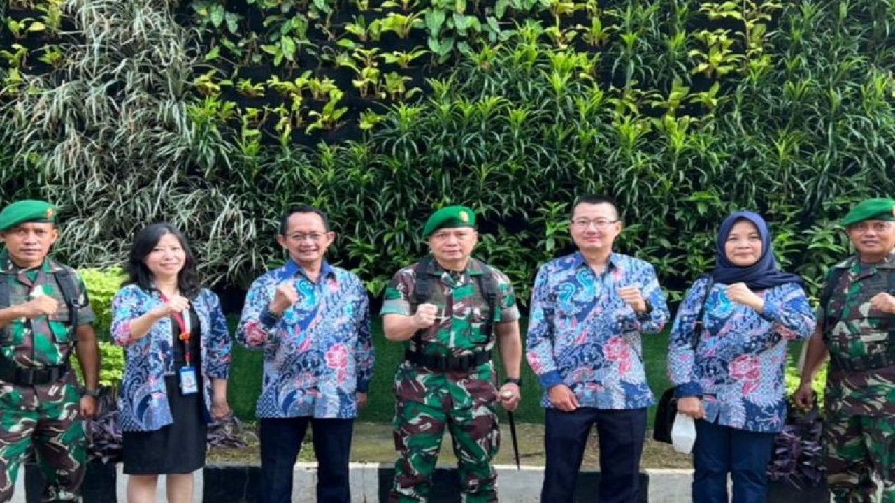 Komandan Kodim 0502/JU Kolonel Inf Frega Wenas Inkiriwang (tengah) saat peresmian kebun vertikal di kawasan Markas Kodim 0502 JU di Tanjung Priok, Jakarta Utara, Jumat (17/2/2023). ANTARA/HO-Kodim 0502 JU