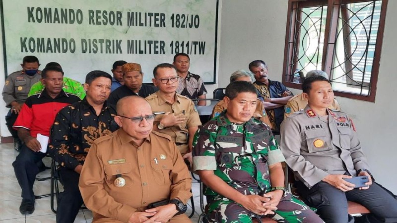 Dandim 1811/Peradaban Teluk Wondama Letkol Inf Saheri (tengah) duduk bersampingan dengan Bupati Teluk Wondama Hendrik Mambor saat mengikuti sosialisasi tentang Komcad secara virtual di Markas Kodim XVIII/Peradaban Teluk Wondama di Rasiei. ANTARA/HO-Zack Tonu B.