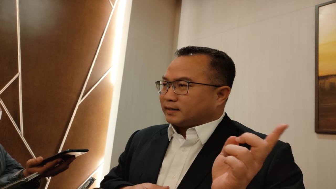 Rektor IPB Arif Satria saat diwawancarai usai usai peluncuran Center for Agriculture Bioscience di IICC Botani Square Bogor, Rabu (8-2-2023). ANTARA/Linna Susanti