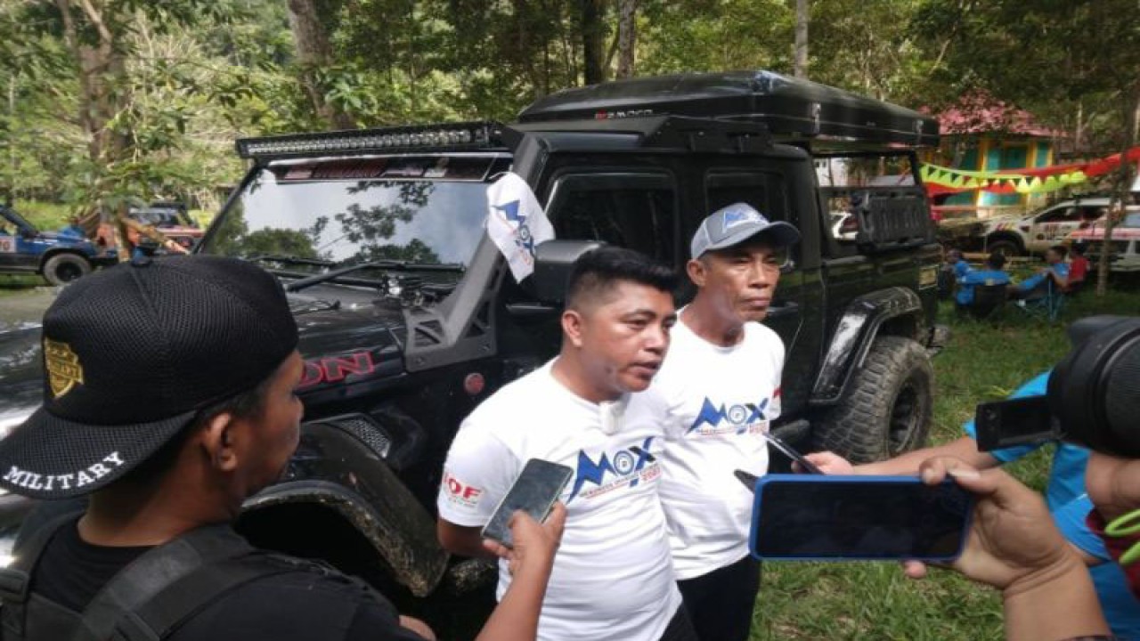 Ketua Pengcab IOF Kolaka Husmaluddin didampingi Ketua Panitia Mekongga Offroad Ekstrem, Aman Mappaserre saat di wawancara sejumlah wartawan di Kolaka, Sabtu (11/2/2023) (ANTARA/Darwis Sarkani)