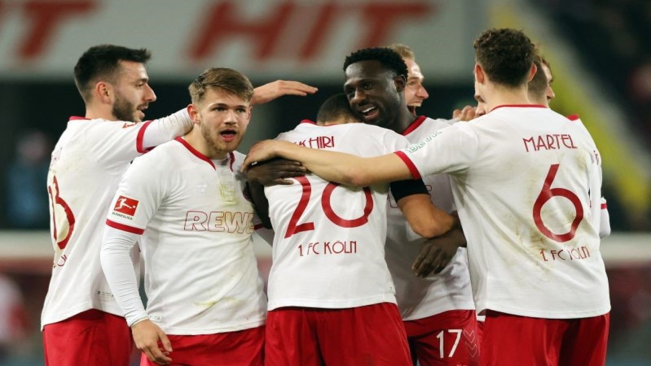 Para pemain FC Koln merayakan gol yang dicetak Ellyes Skhiri pada pertandingan putaran ke-20 Liga Jerman melawan Eintracht Frankfurt yang dimainkan di Stadion RheinEnergie, Koln, Senin (13/2/2023). (ANTARA/REUTERS/THILO SCHMUELGEN)