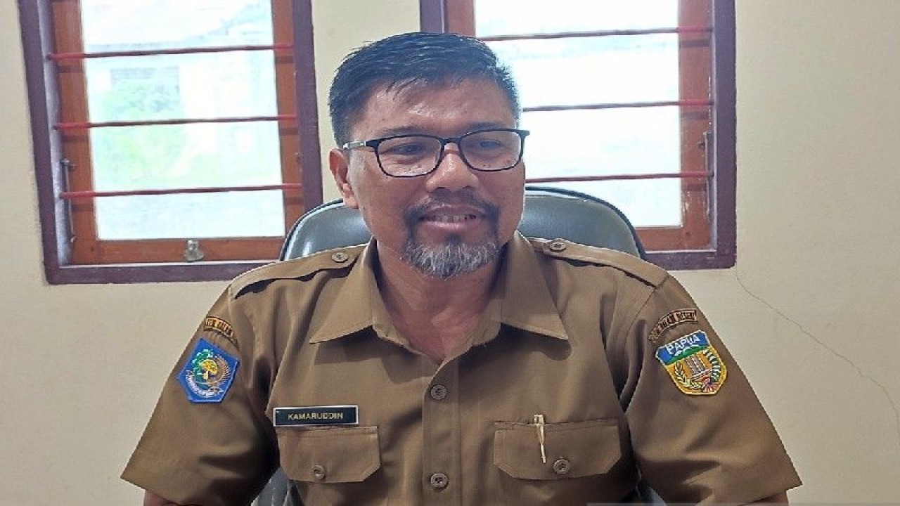 Kabid Tata Usaha BLK Jayapura Komaruddin. (ANTARA/Evarukdijati)