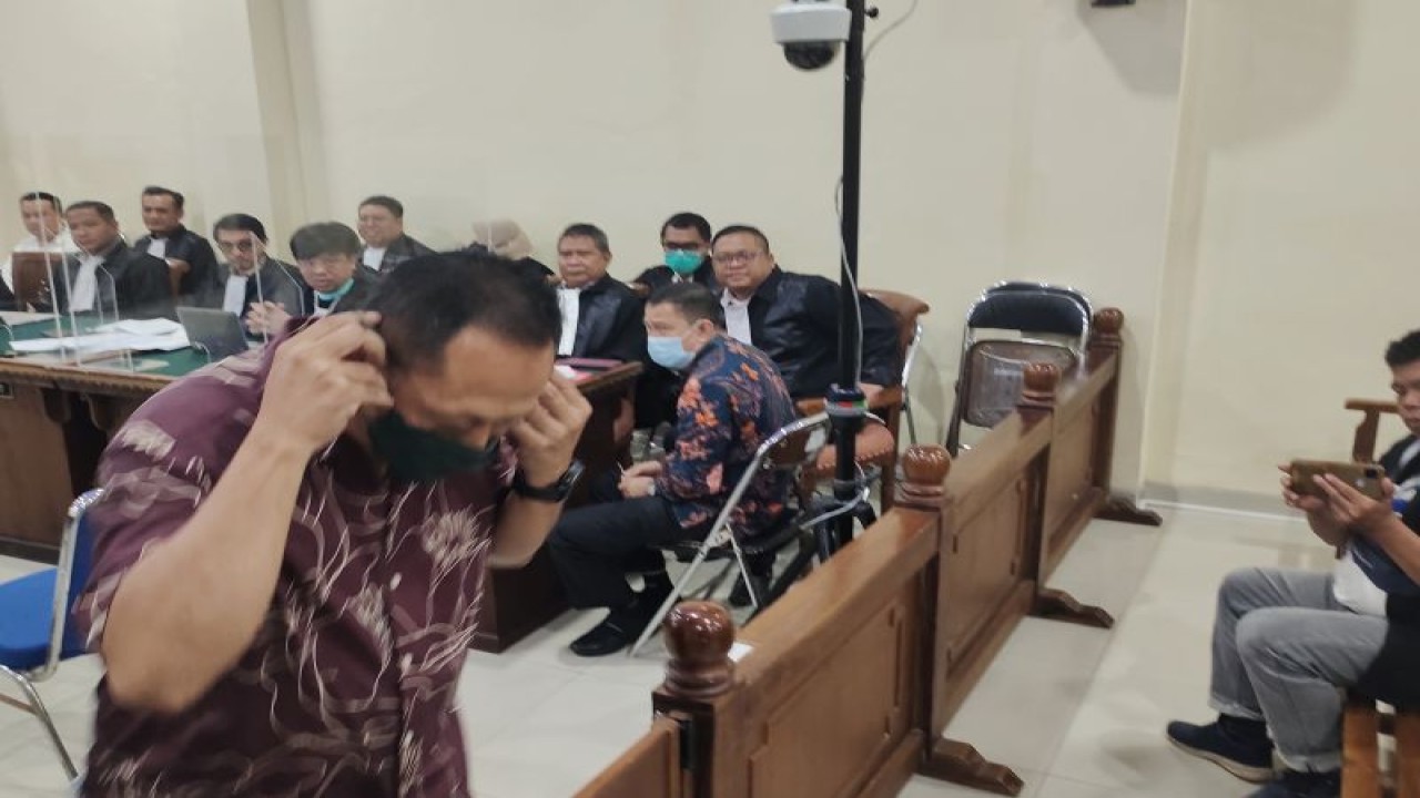 Anggota Polri Kombes Pol Joko Sumarno usai menjadi saksi pada sidang lanjutan kasus suap Penerimaan Mahasiswa Baru (PMB) Unila di Pengadilan Negeri (PN) Tanjungkarang. Bandarlampung, (7/2/2023). (ANTARA/Dian Hadiyatna)
