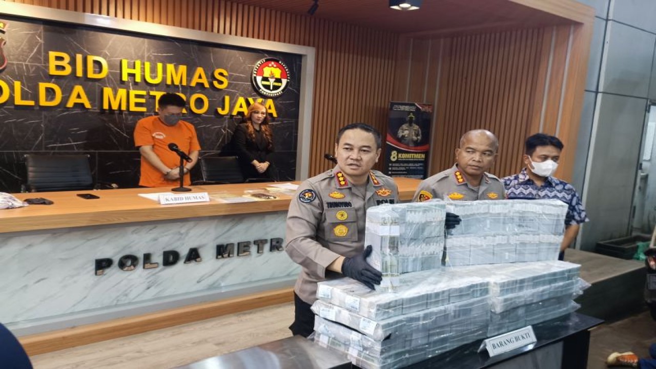Kabid Humas Polda Metro Jaya Kombes Pol Trunoyudo Wisnu Andiko (kiri) bersama Kapolres Bekasi Kota Kombes Pol Hengki menunjukkan barang bukti di Jakarta, Jumat (10/2/2023) (ANTARA/Ilham Kausar)