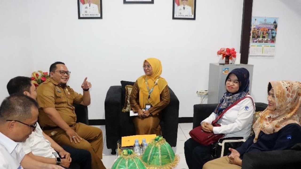 Kabid Humas Dinas Kominfo Selayar Andi Sandra Esty Abriany menerima kunjungan dari Balai Besar Pengembangan Sumber Daya Manusia (SDM) Kemenkominfo, Unit Pelaksana Teknis (UPT) Makassar untuk membahas "Digital Talent Scholarship". ANTARA/HO-Pemkab Selayar