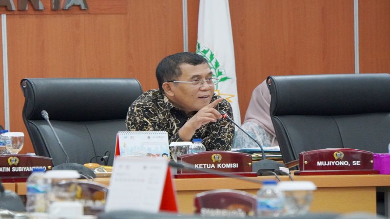 Ketua Komisi A DPRD DKI Jakarta Mujiyono memberikan keterangan dalam rapat komisi di Gedung DPRD DKI Jakarta, Kamis (16/2/2023). (ANTARA/HO DPRD DKI Jakarta)