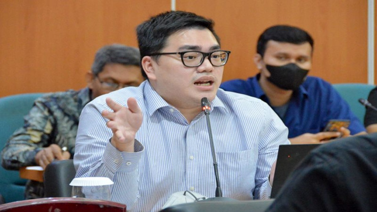 Anggota Komisi B DPRD DKI Jakarta Anthony Winza Probowo memberikan keterangan dalam rapat komisi di Gedung DPRD DKI Jakarta, beberapa waktu lalu. (ANTARA/HO-DPRD DKI Jakarta)